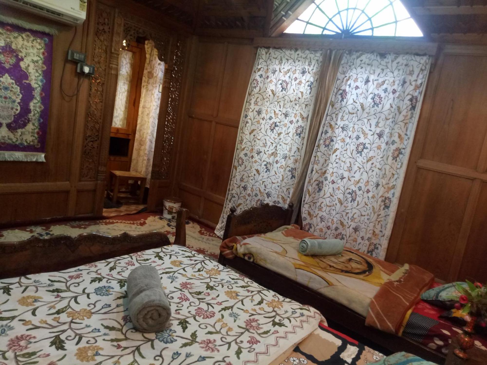 House Boat New Manora Bed & Breakfast Srinagar  Ngoại thất bức ảnh